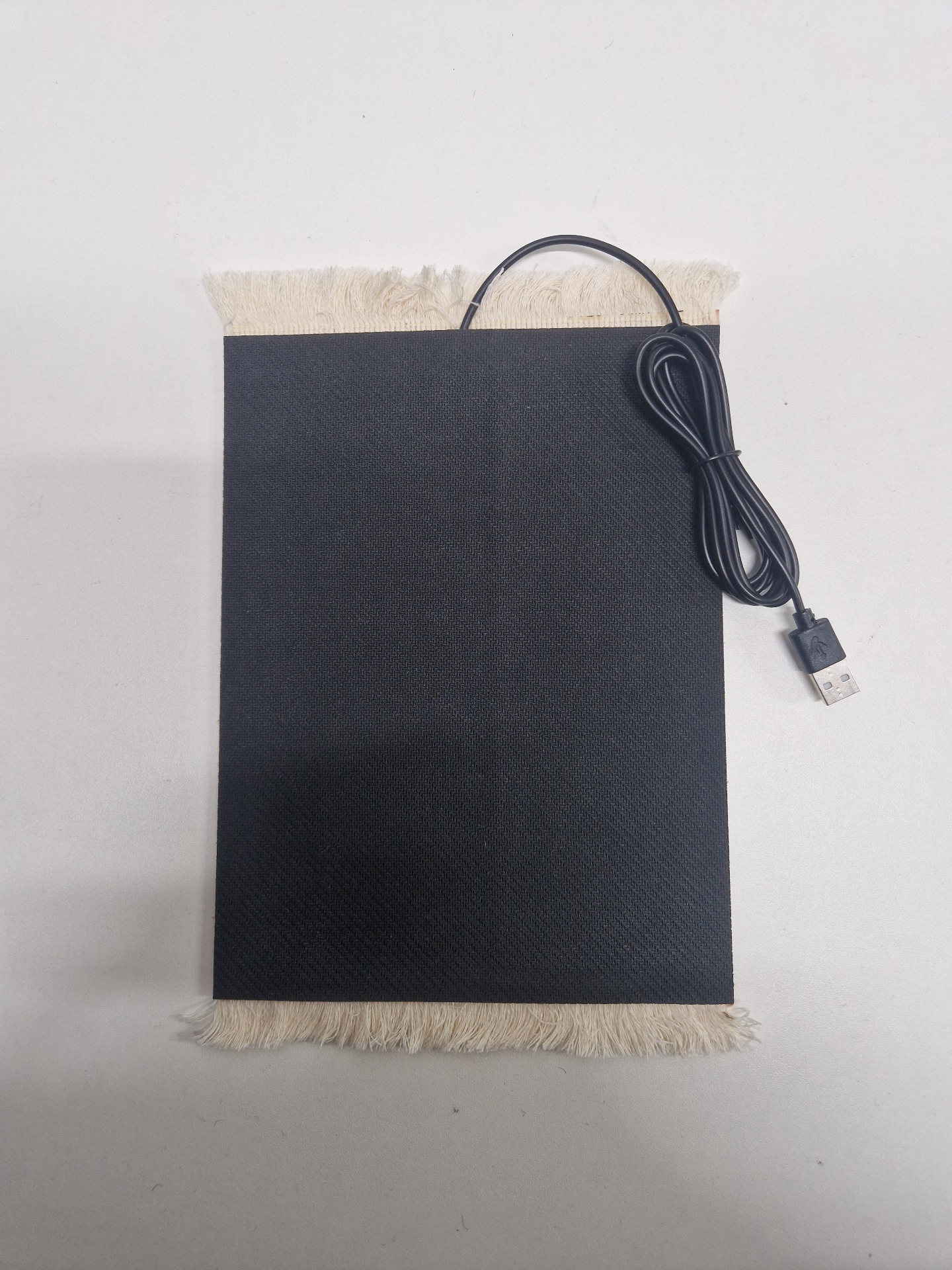 De antisliplaag — close-up van de verwarmde muismat met Perzisch design