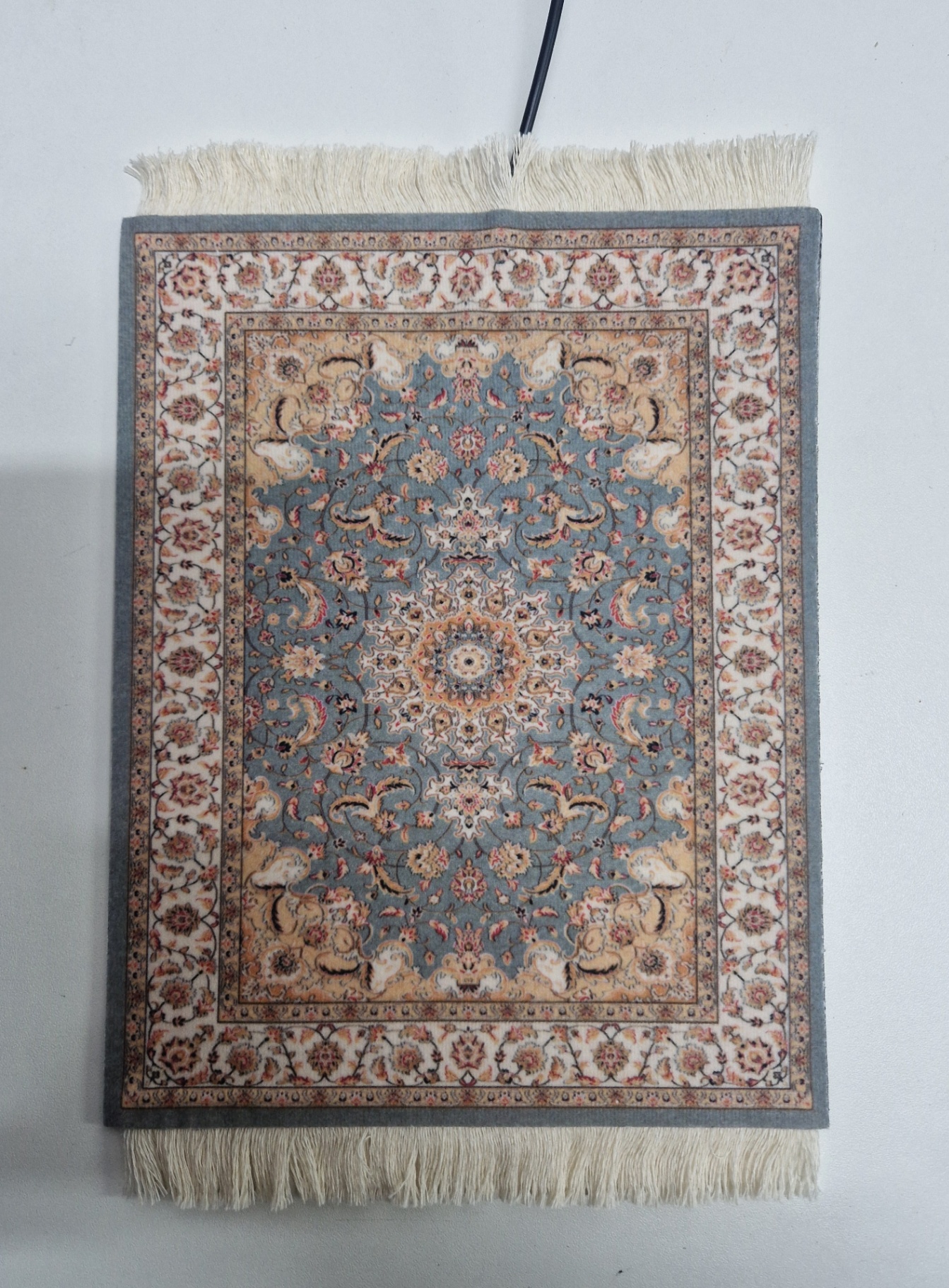 Blauw Medaillon van dichtbij — close-up van de verwarmde muismat met Perzisch design