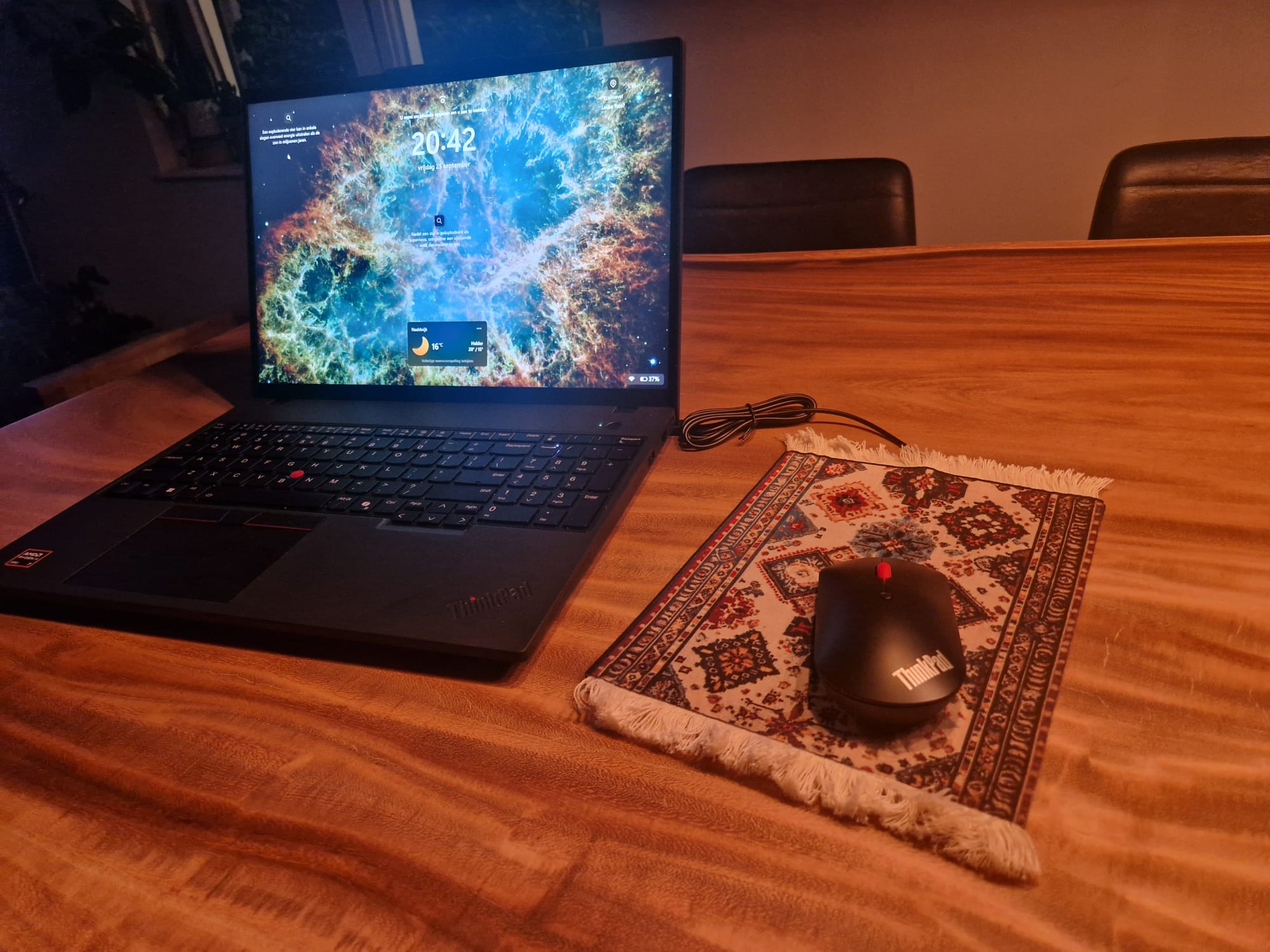 Verwarmd USB bureaumatje met Mozaïek-dessin naast een laptop op een houten tafel
