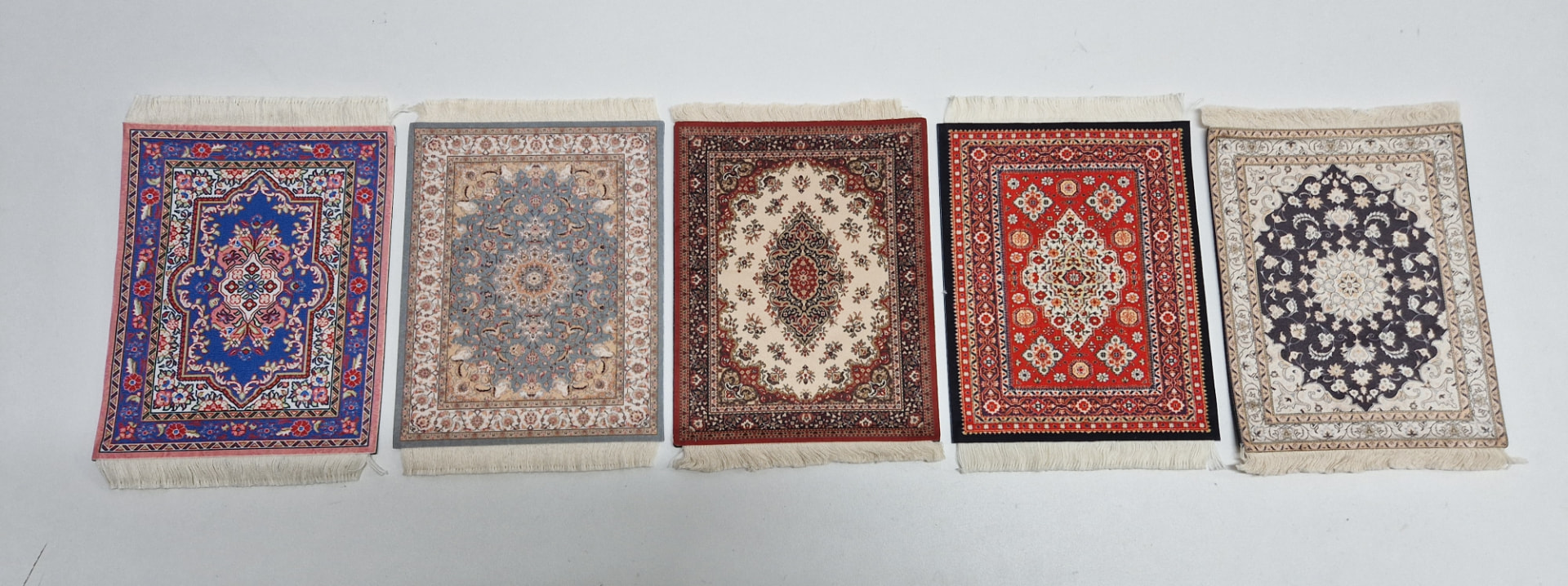 Alle dessins verwarmde muismat met USB naast elkaar op een rij